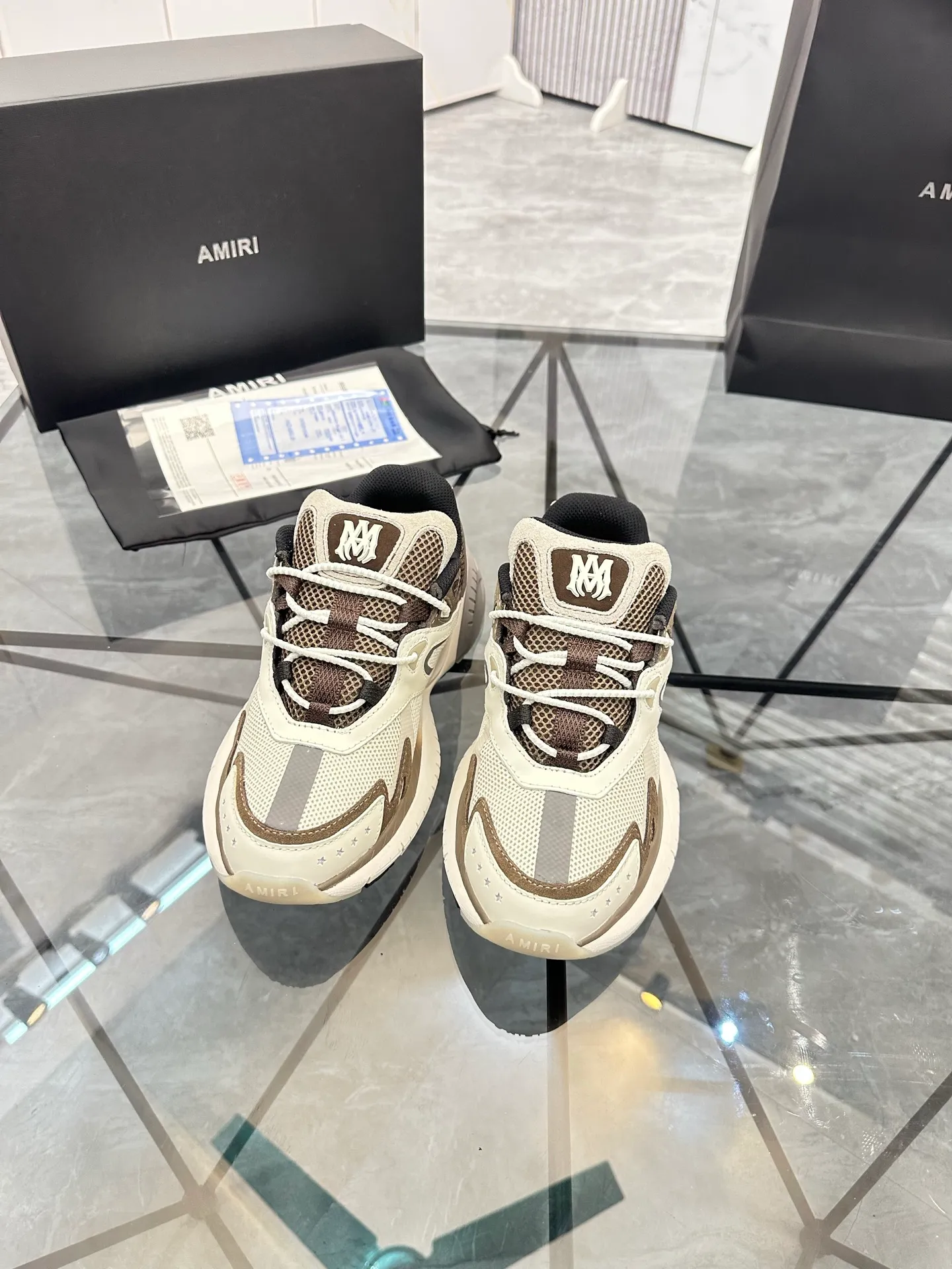 Men's shoes: 💰P720¥ Guangzhou top quality Product trademark: AMIRI* "Amir*" low-top casual shoes Regular size: 39-44 (can be customized to 45) Product materials: upper imported first-layer cowhide stitching original material, breathable lining, original outsole. Number: 525